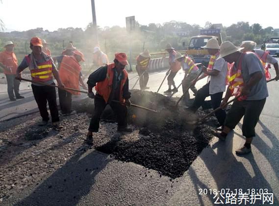 陕西：眉县公路段积极开展雨后路面病害修复工作